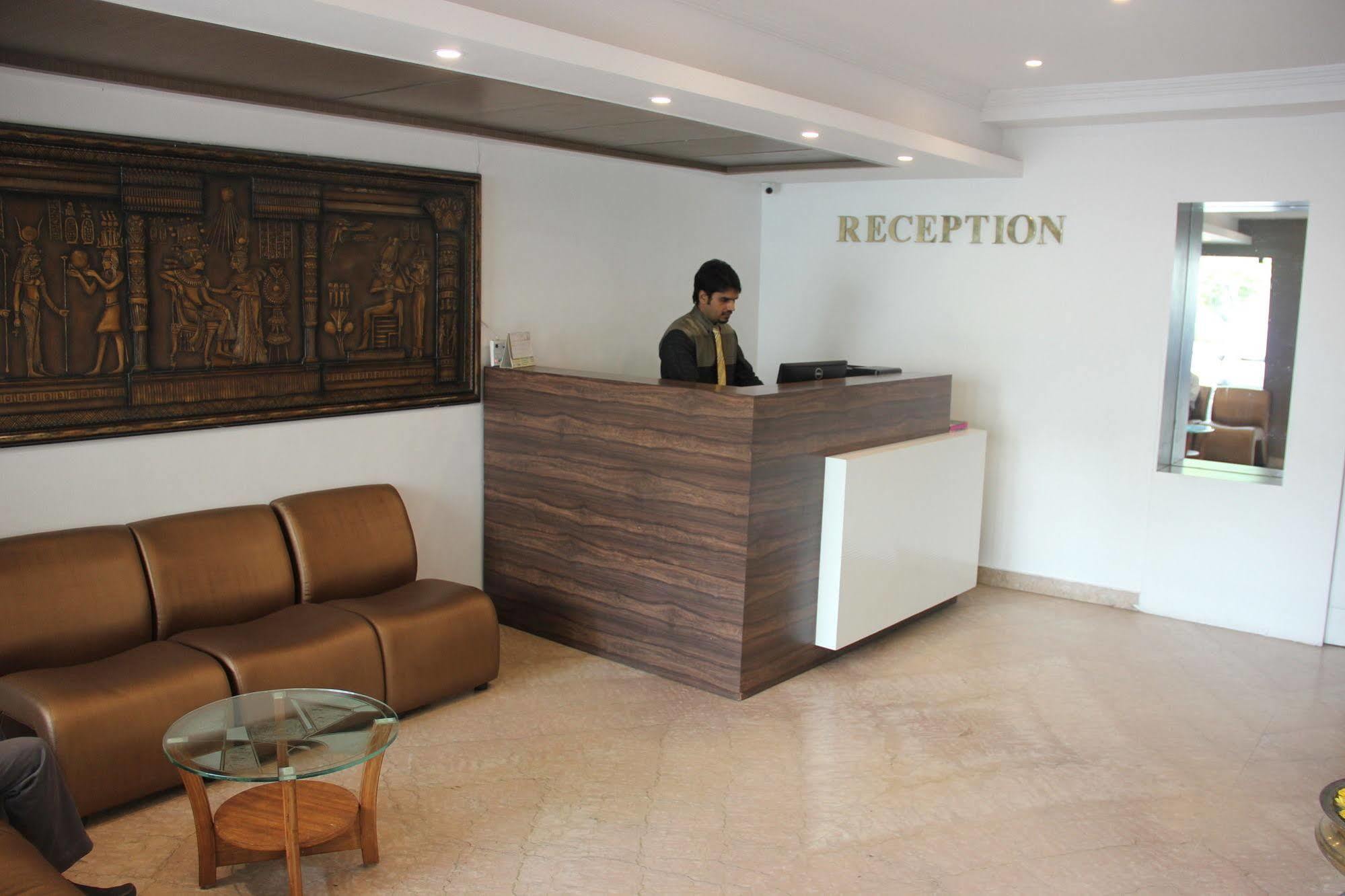 Brownstar Boutique Hotel Chennai Bagian luar foto